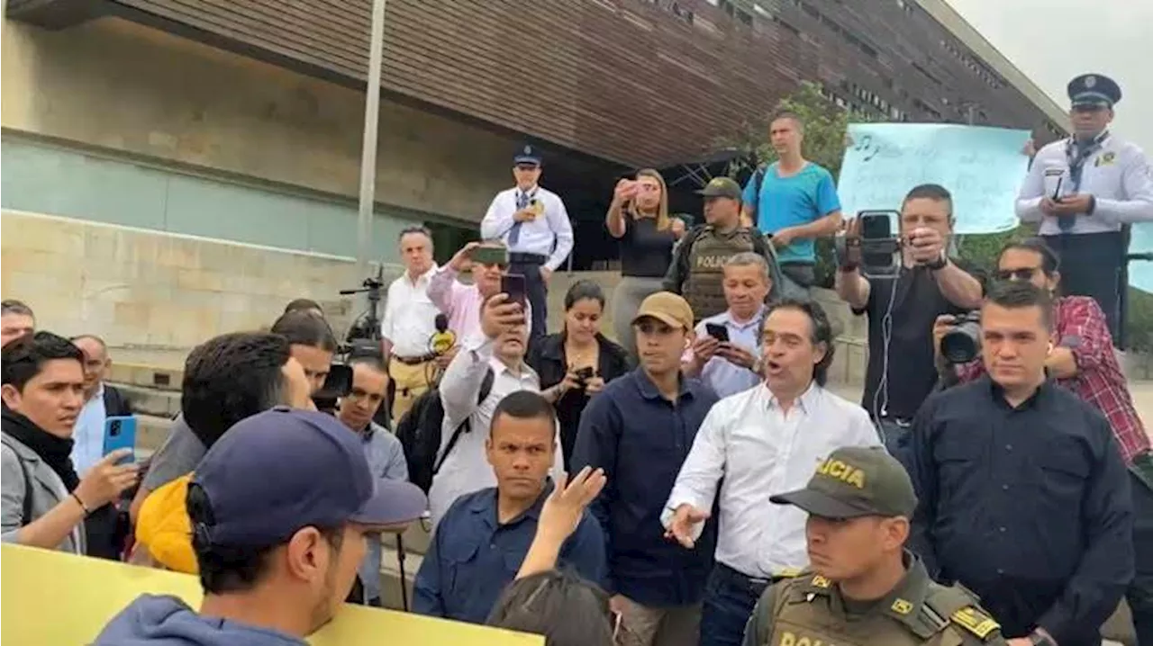 Fico Gutiérrez canceló rueda de prensa y dijo que le mandaron a la primera línea