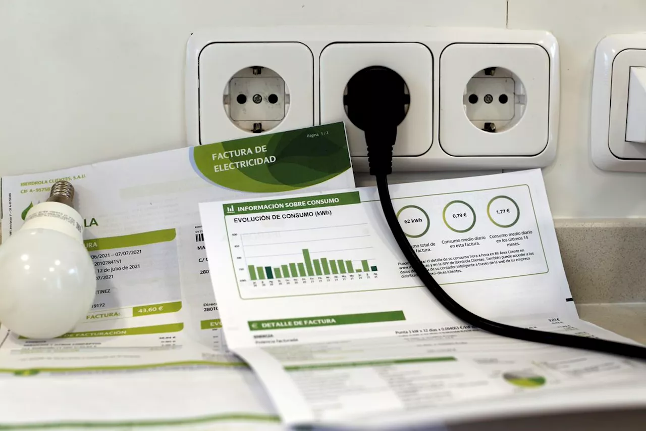 La CNMC exige a las eléctricas informar mejor cuando revisen los precios de los contratos