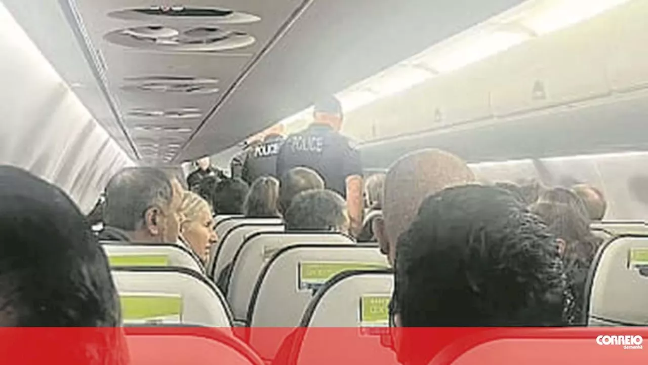 Piloto de folga tenta derrubar avião com 83 pessoas a bordo nos EUA