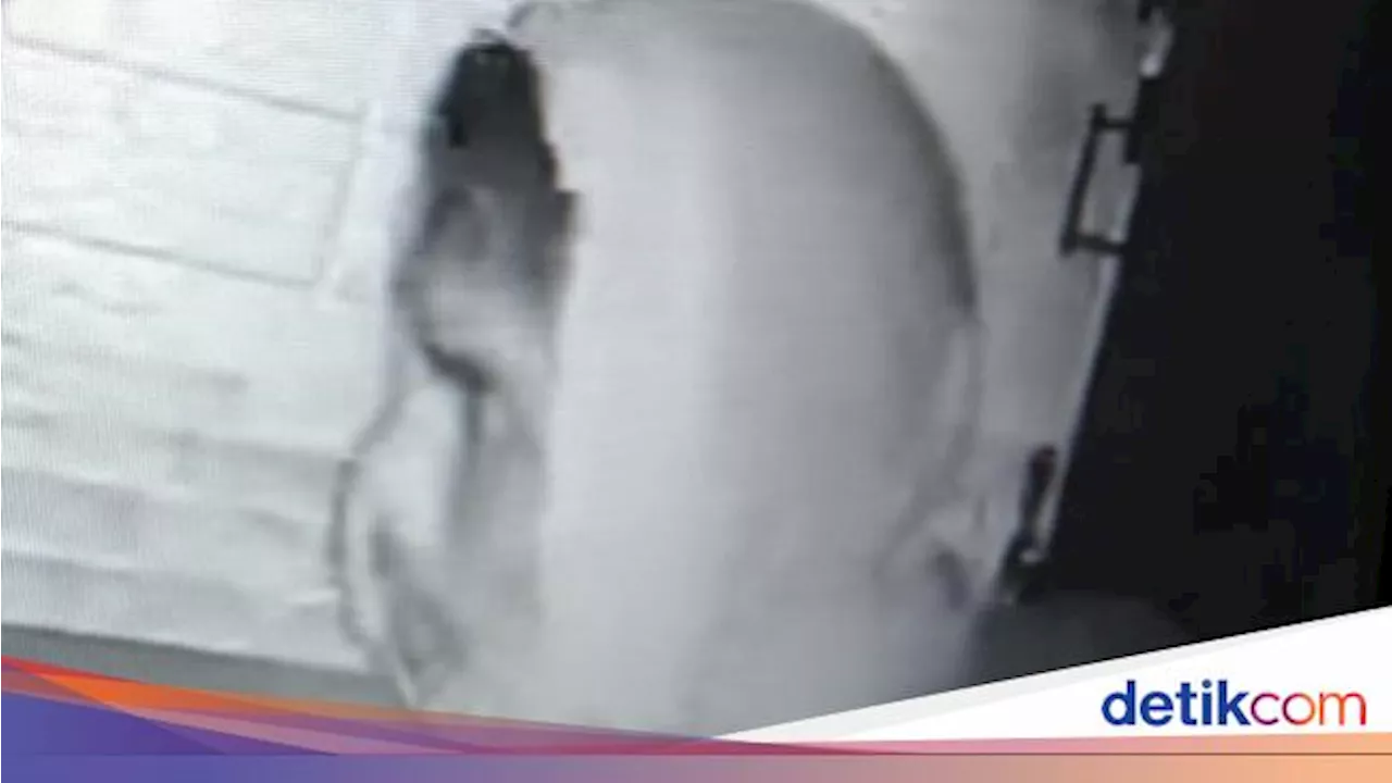 Pria Berkerudung Terciduk CCTV Curi Kotak Amal Masjid di Jambi