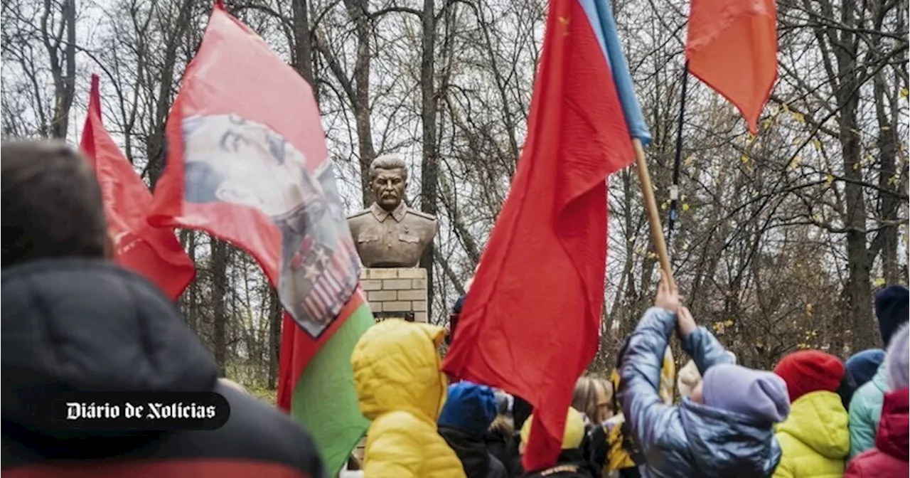 Parque infantil na Rússia recebe a mais recente de 100 novas estátuas de Estaline