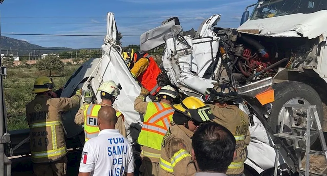 Tráiler sin frenos impacta camioneta en carretera El Arenal, Jalisco; hay 7 muertos