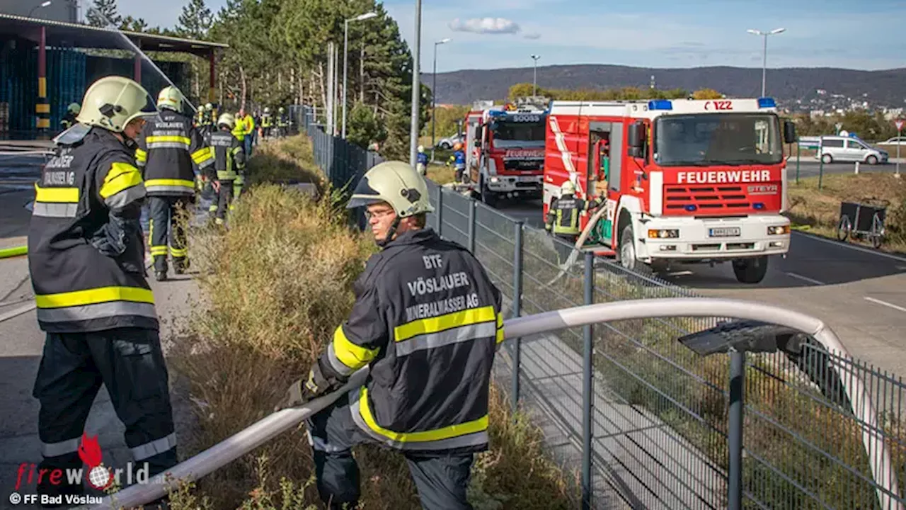 Nö: Großbrand auf dem Gelände der Vöslauer Mineralwasser → gemeinsame Übung von fünf Feuerwehren