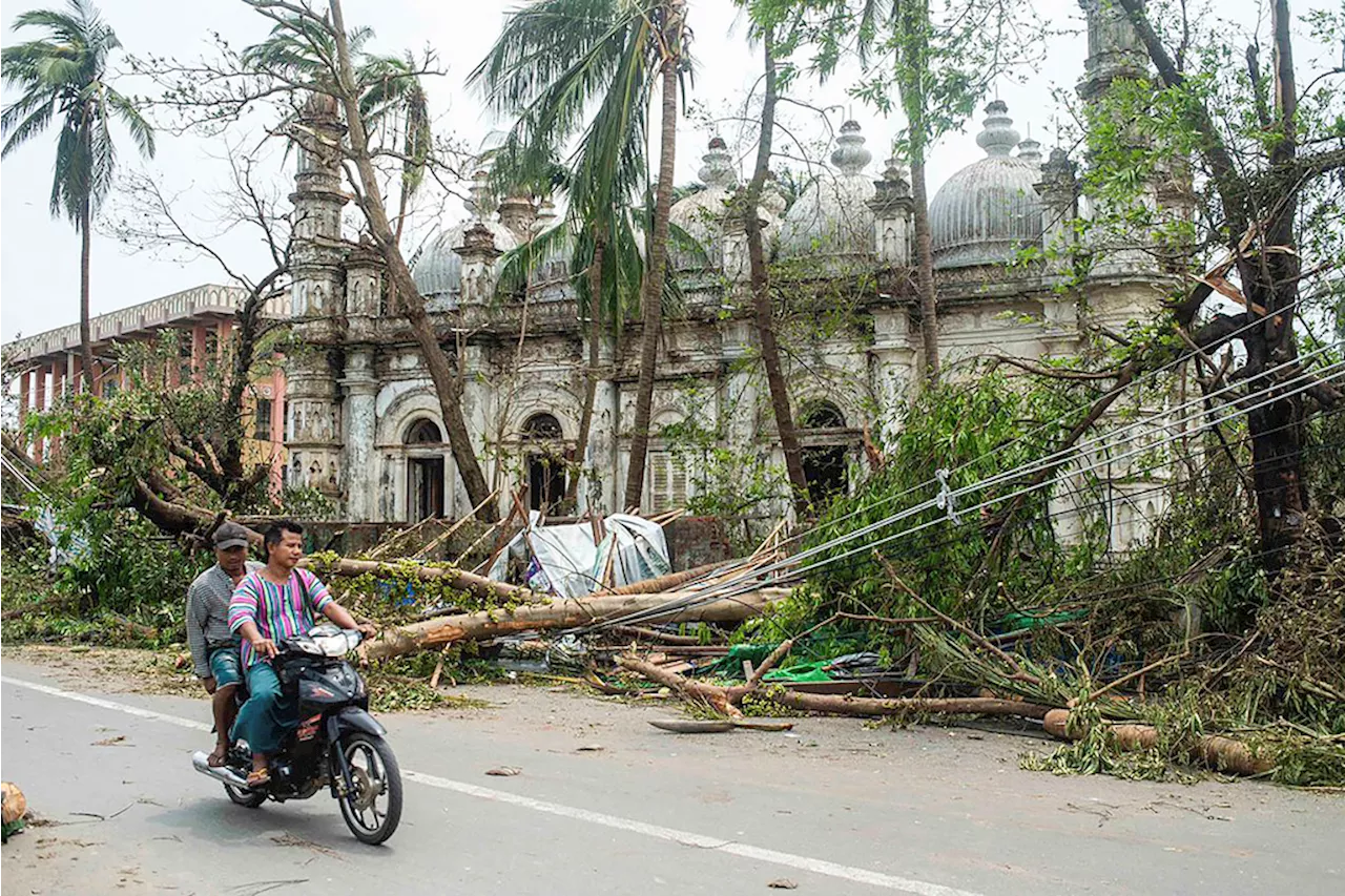 2 killed, nearly 275,000 flee cyclone in Bangladesh