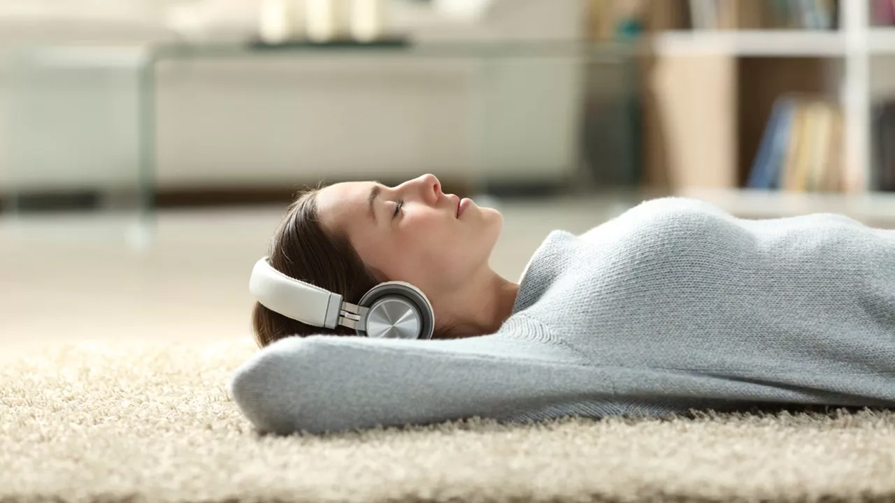 Jam out! Listening to your favorite music can reduce pain, new study suggests