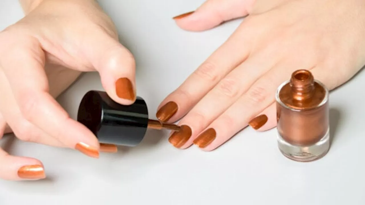 Unghie color cannella: la cinnamon glazed nails è la manicure più bella di stagione