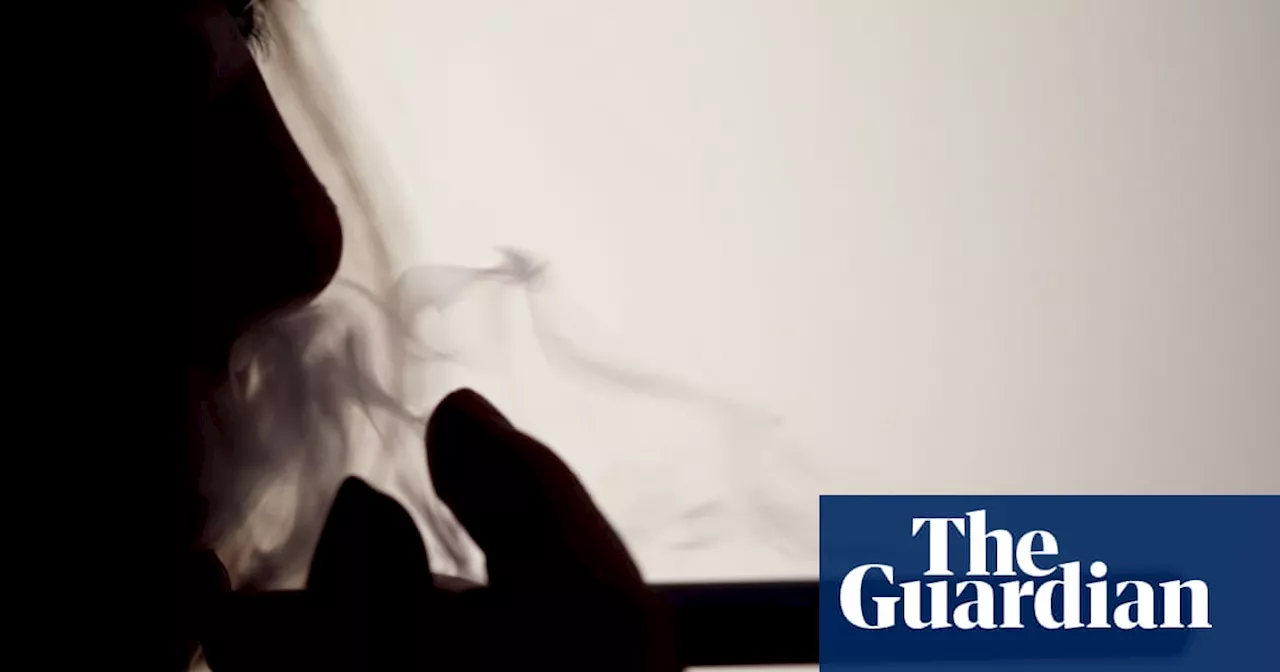 Vaping promotion at shops and on social media exposing young Australians to practise, study finds