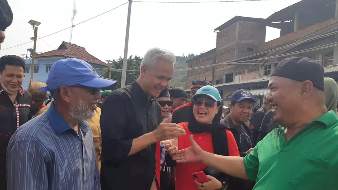 Visiting the Bandar Lampung Coastal Area, Ganjar Pranowo 'Hangs Out' with Fishermen