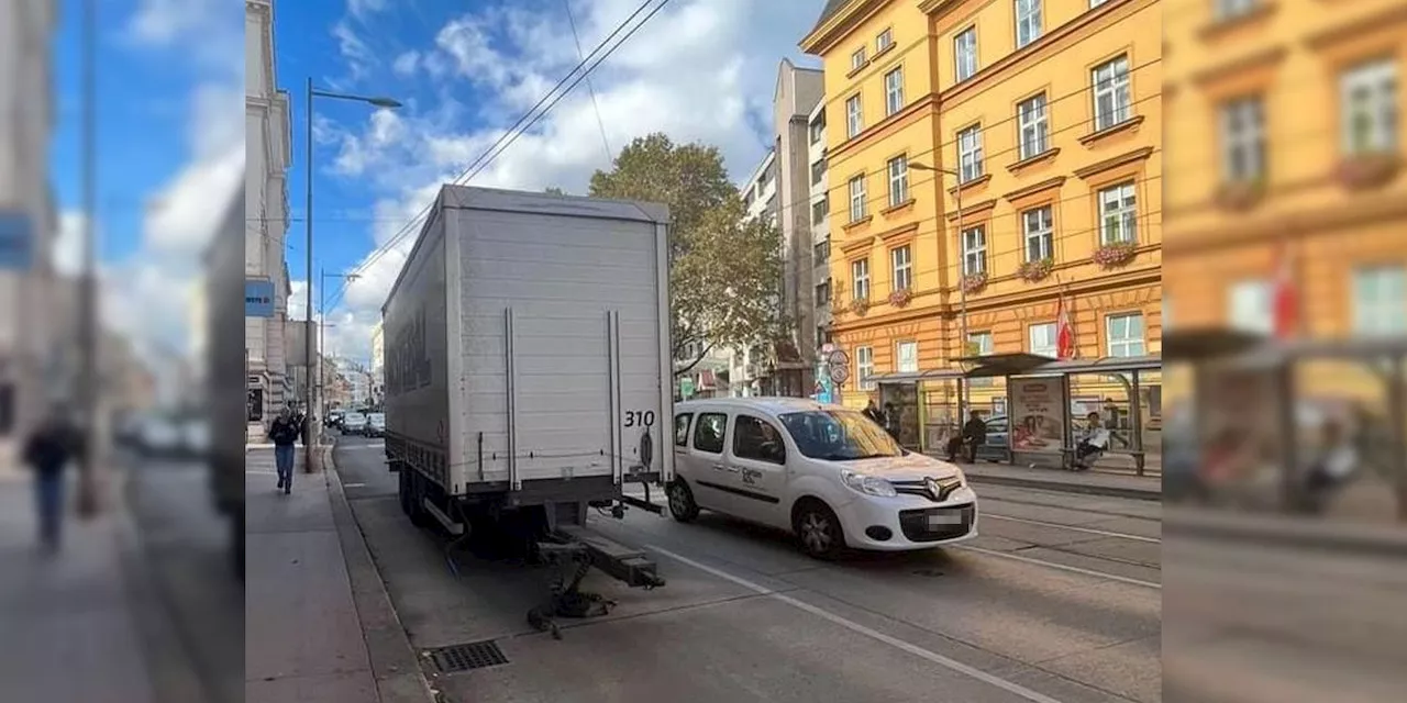 Lkw-Anhänger ohne Fahrer blockiert Straße in Wien