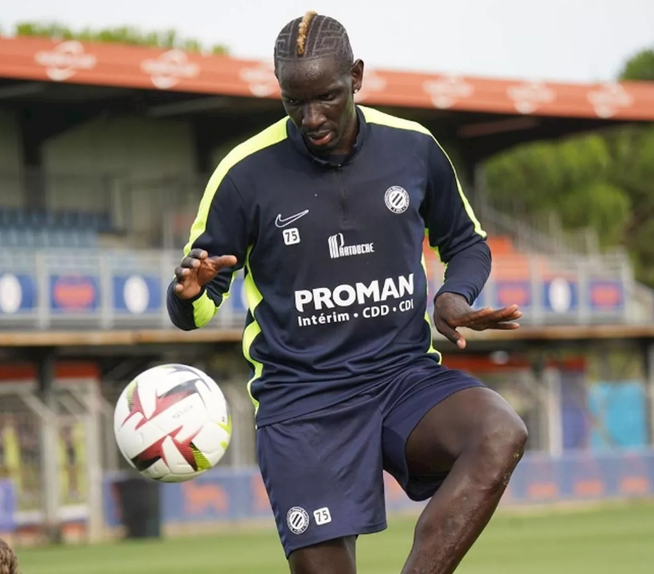 Zagueiro da seleção da França agarra treinador pelo colarinho e o joga no chão após treino; Montpellier avalia demissão