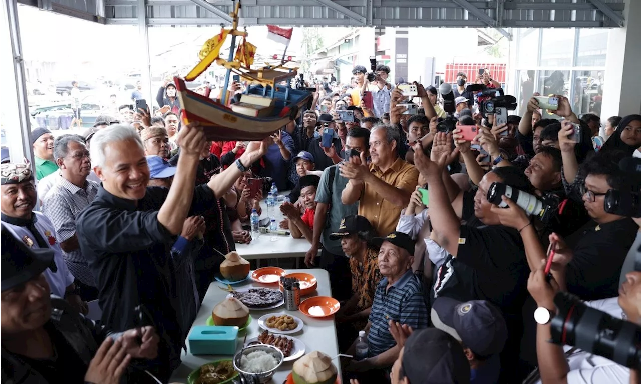 Kunjungi Desa Lempasing, Ganjar Berdialog dan Makan Bareng Nelayan