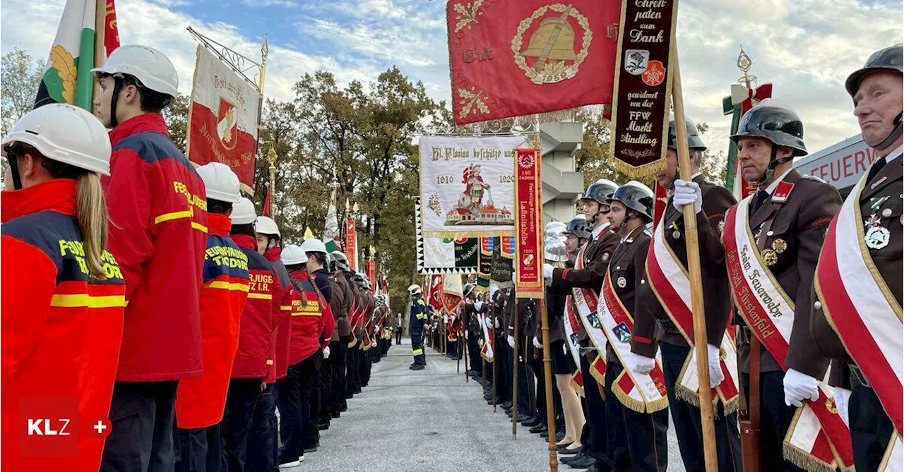 Zum Nationalfeiertag:Zur Flaggenparade marschierten in Lebring über 700 Einsatzkräfte auf