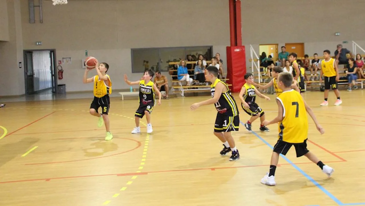 Lavelanet. Basket : sous les paniers 'jaune et noir'