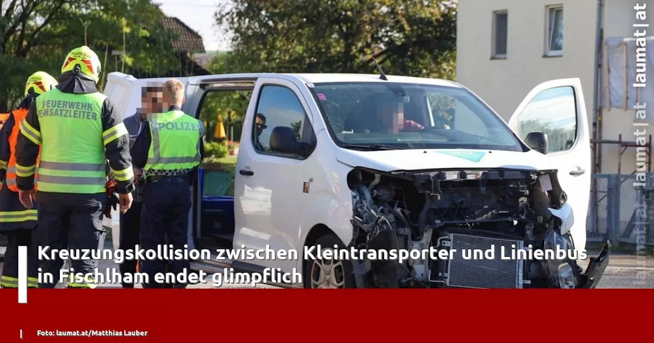 Kreuzungskollision zwischen Kleintransporter und Linienbus in Fischlham endet glimpflich