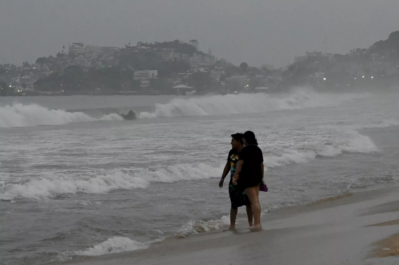 Mexique: l'ouragan Otis faiblit après avoir touché terre près d'Acapulco