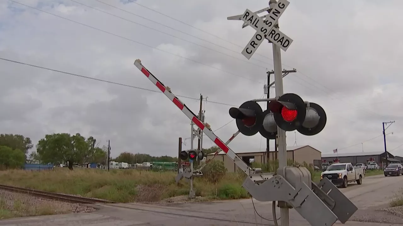 Train landlocks neighborhood in north Fort Worth for hours