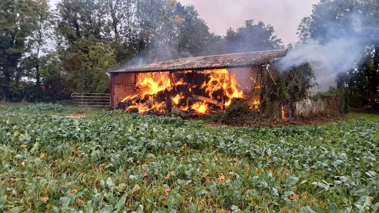 De la paille et une remorque partent en fumée dans une ferme près de Niort