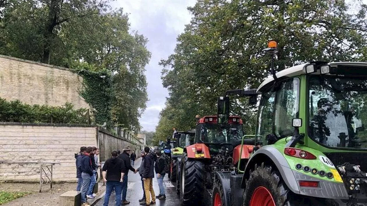 Une quarantaine de tracteurs viennent d’arriver sur le quai de la Préfecture à Niort
