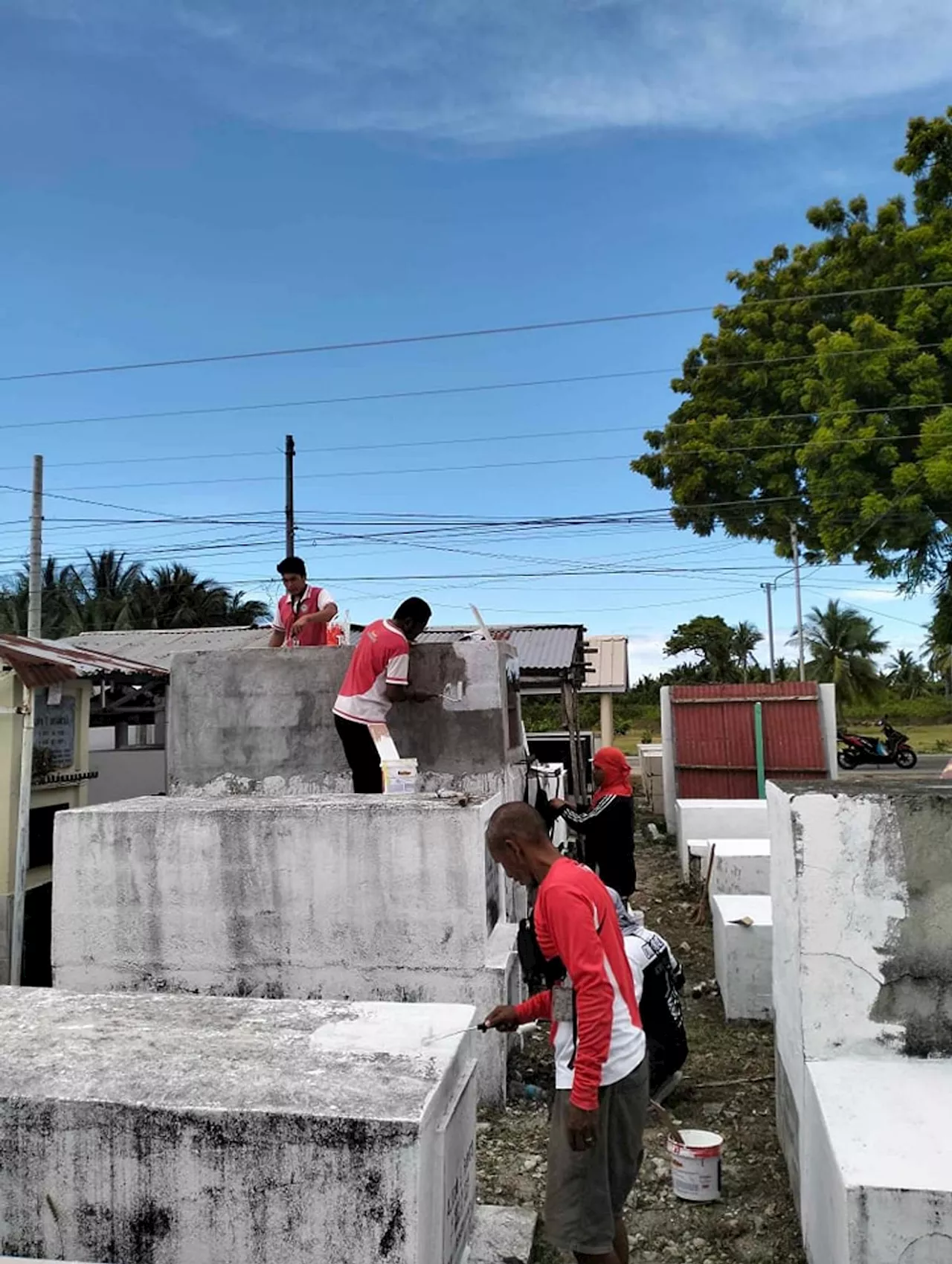 Sta. Fe LGU starts painting cemetery niches for 'Undas'