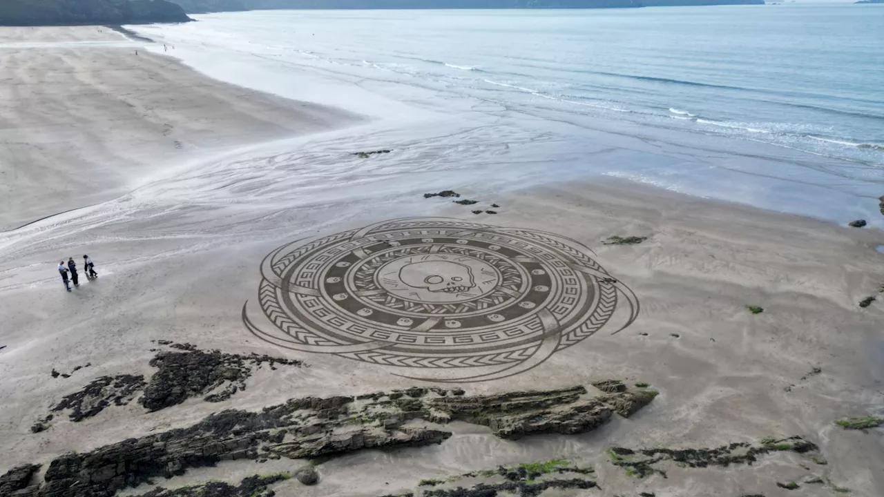 Bizarre ‘UFO patterns’ appearing on beach leave passersby baffled – but there’s a reasonable explana...