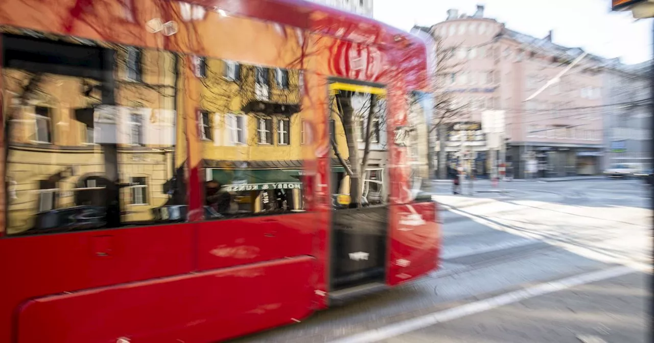 Straßenbahn musste bremsen: 77-Jährige in Innsbruck verletzt