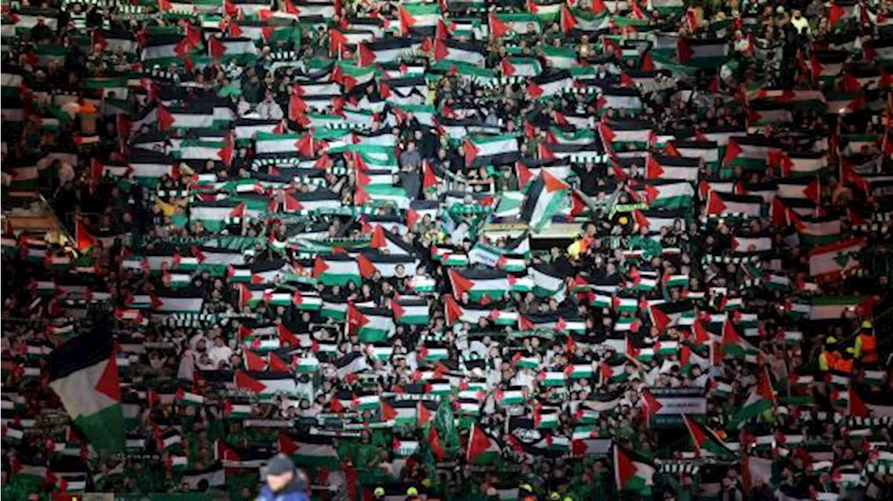 Champions League, al Celtic Park tante bandiere palestinesi sugli spalti