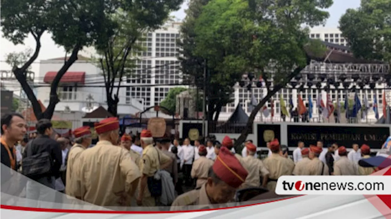 Pendukung Prabowo-Gibran Mulai Padati Depan Kantor KPU RI, Banyak yang Pakai Seragam Veteran TNI