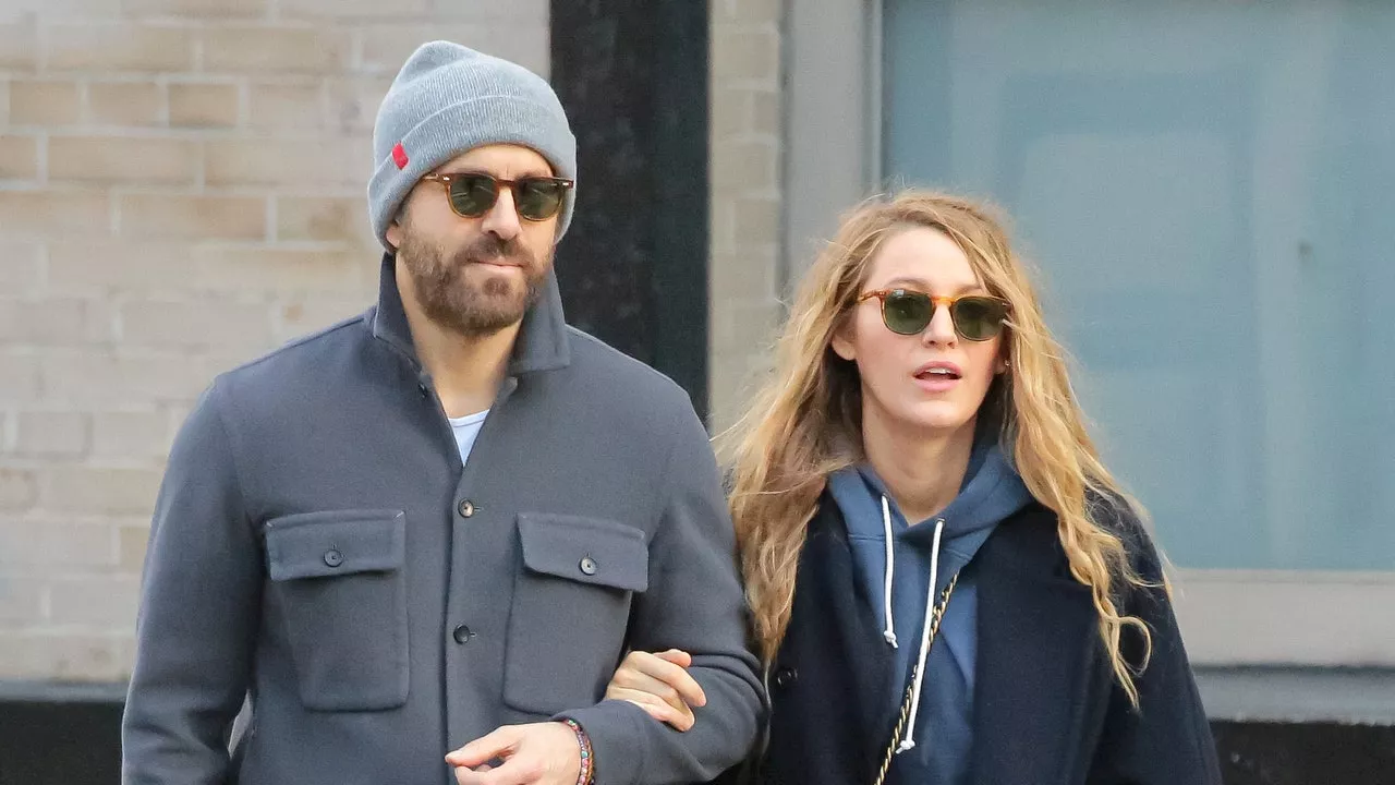 Blake Lively s'empare du sac en denim, tendance iconique des années 2000