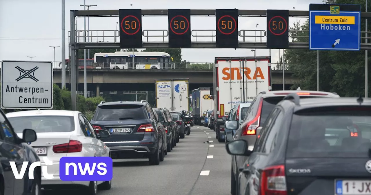 Kennedytunnel richting Gent tijdlang versperd door ongeval met vijf vrachtwagens