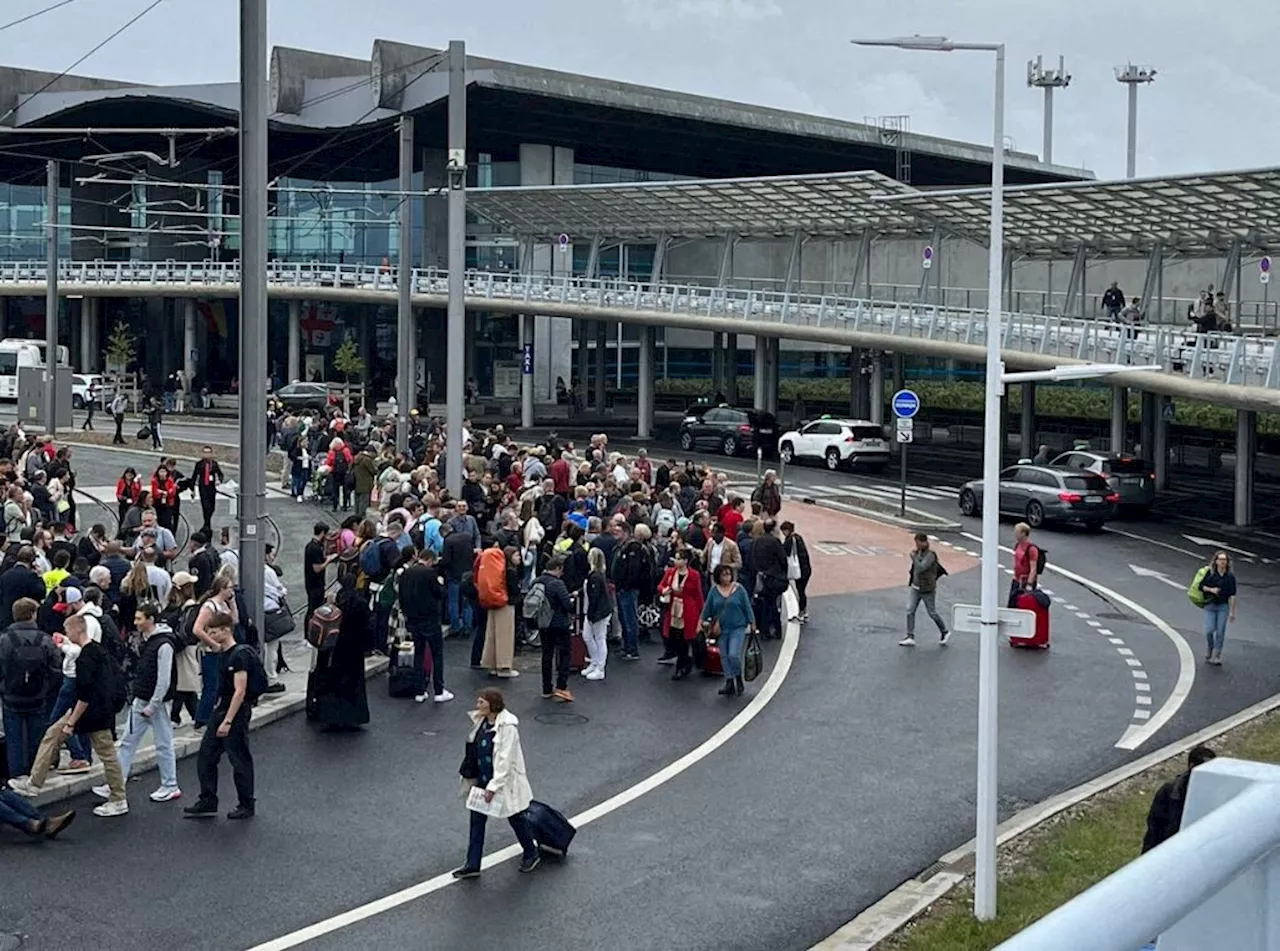 L'aéroport de Bordeaux encore évacué pour une alerte à la bombe : une galère sans fin