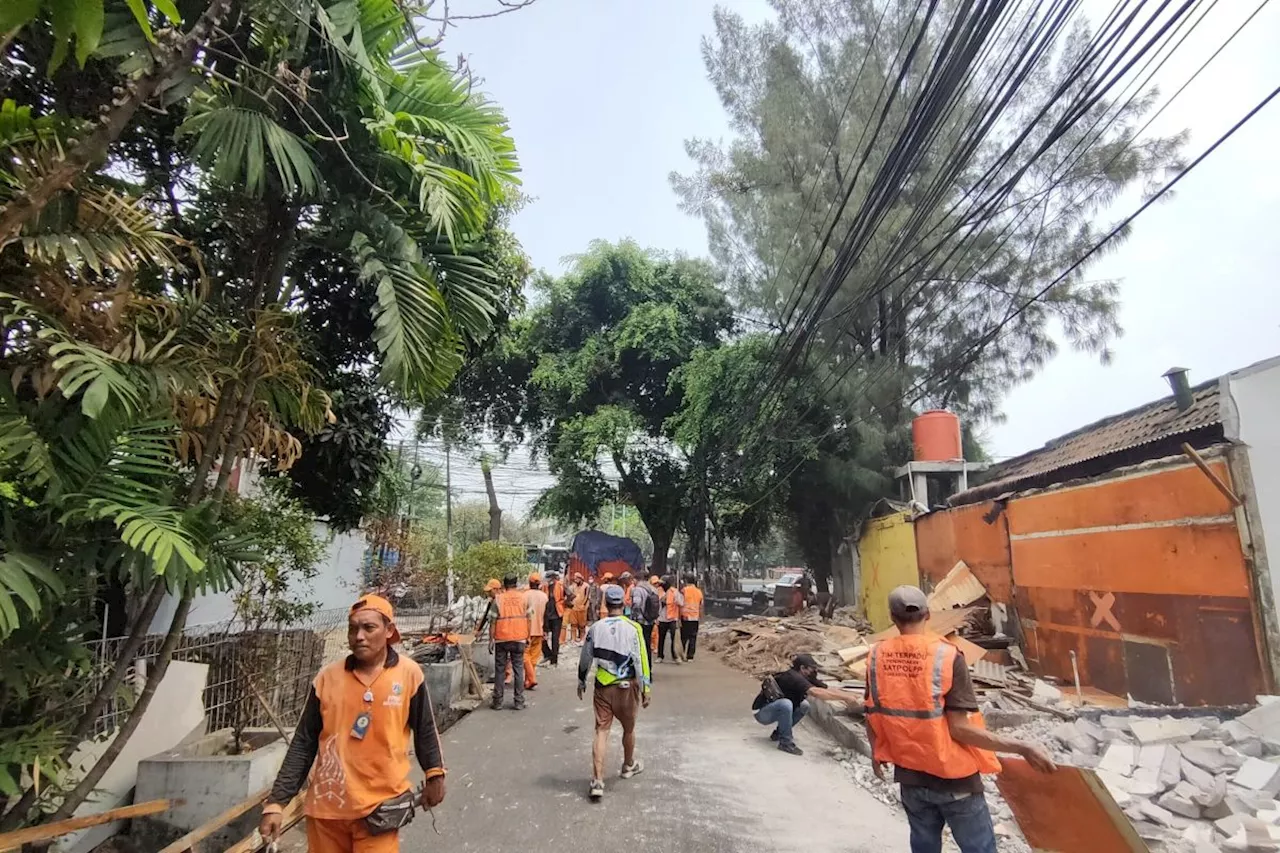 Sepuluh bangunan liar di Grogol Jakarta Barat ditertibkan