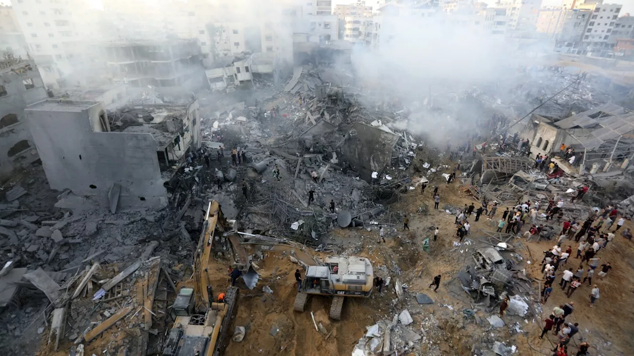 | Israeli troops briefly enter Gaza as wider ground incursion looms