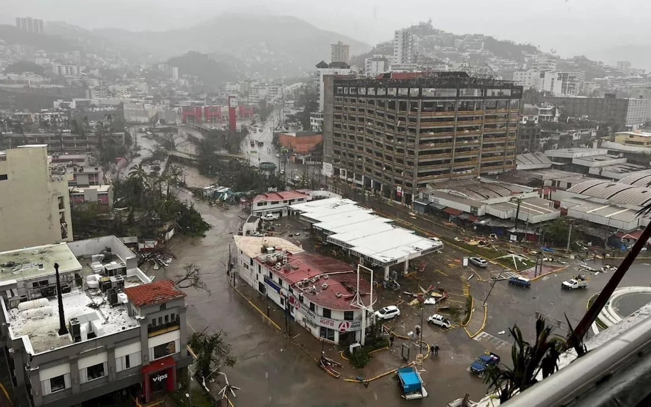 700 turistas varados en Acapulco; cerca de 2 mil árboles y postes de luz caídos: periodista