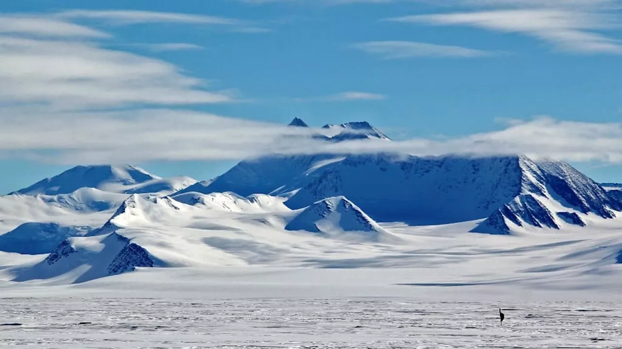 Antarctique: des scientifiques découvrent des collines et des vallées verdoyantes sous la glace