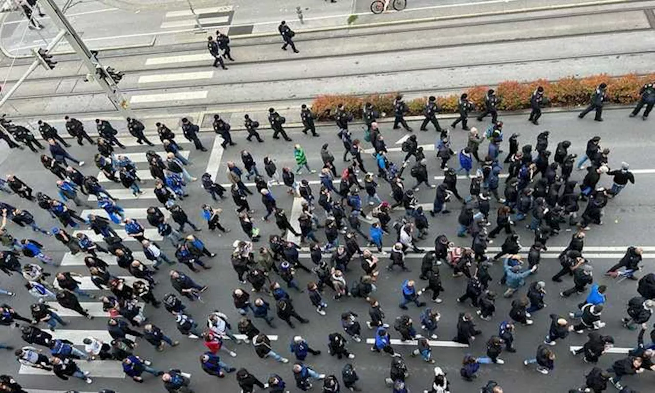 Atalanta in casa dello Sturm Graz, il corteo dei tifosi accompagnato dalla polizia VIDEO