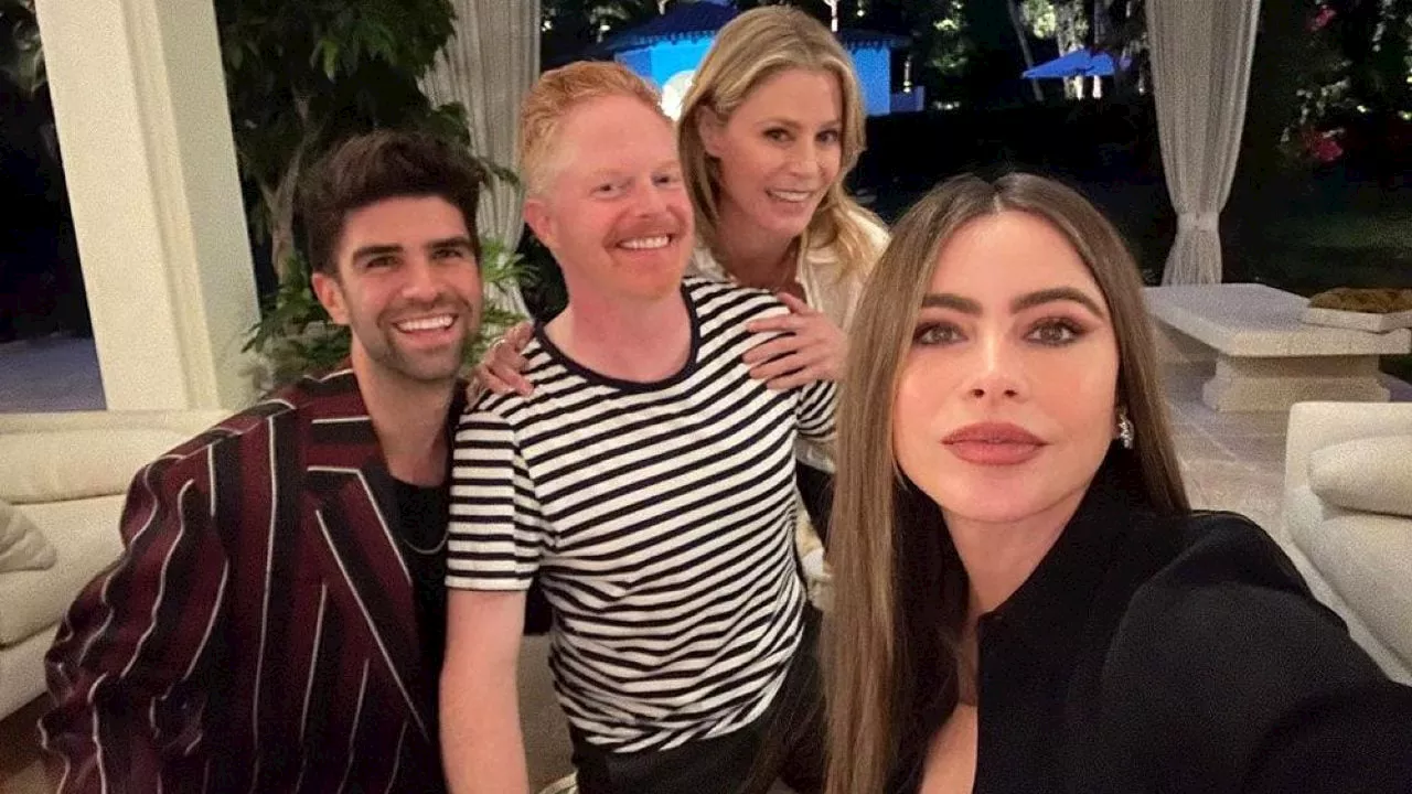 Modern Family reunion! Cena 'di famiglia' per Sofia Vergara, Jesse Tyler Ferguson e Julie Bowen