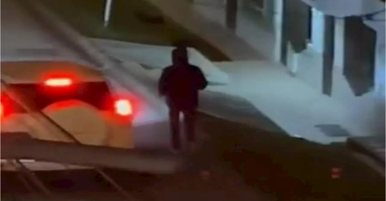 Del susto a la risa: hombre que supuestamente caminaba con un arma en El Carmen de Viboral, realmente llevaba un juguete.