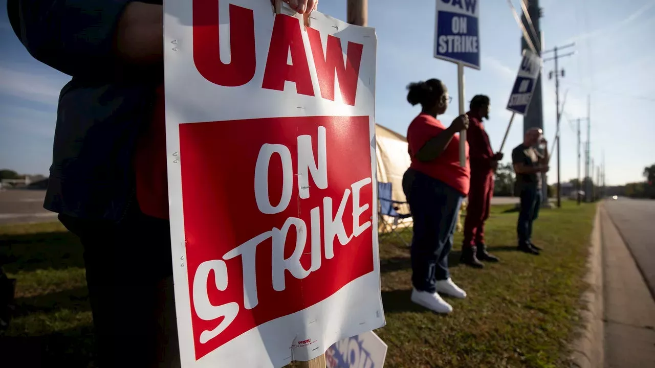 UAW reaches tentative deal with Ford on new contract amid historic