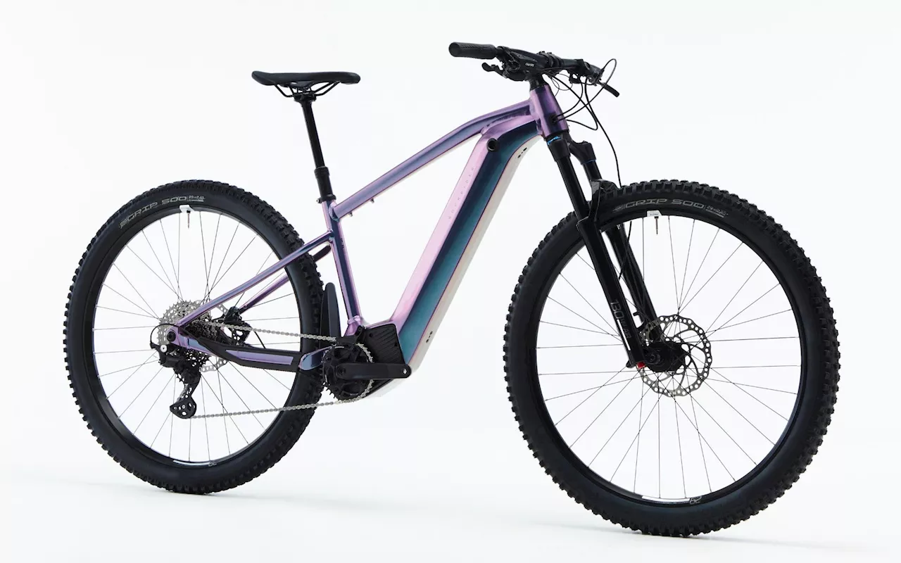 Decathlon se lâche avec un sublime coloris lancé sur ce VTT électrique abordable