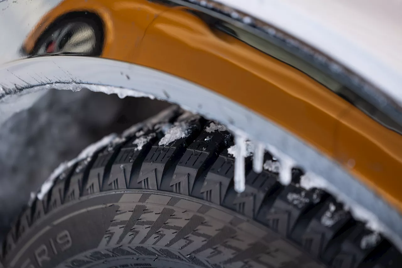 Voiture électrique : en hiver, les chaussettes sont aussi efficaces que les pneus neige