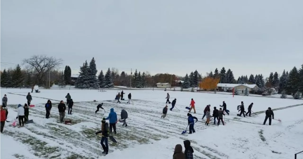 Lemberg, Sask. community comes together to clear snow ahead of provincial football quarterfinals
