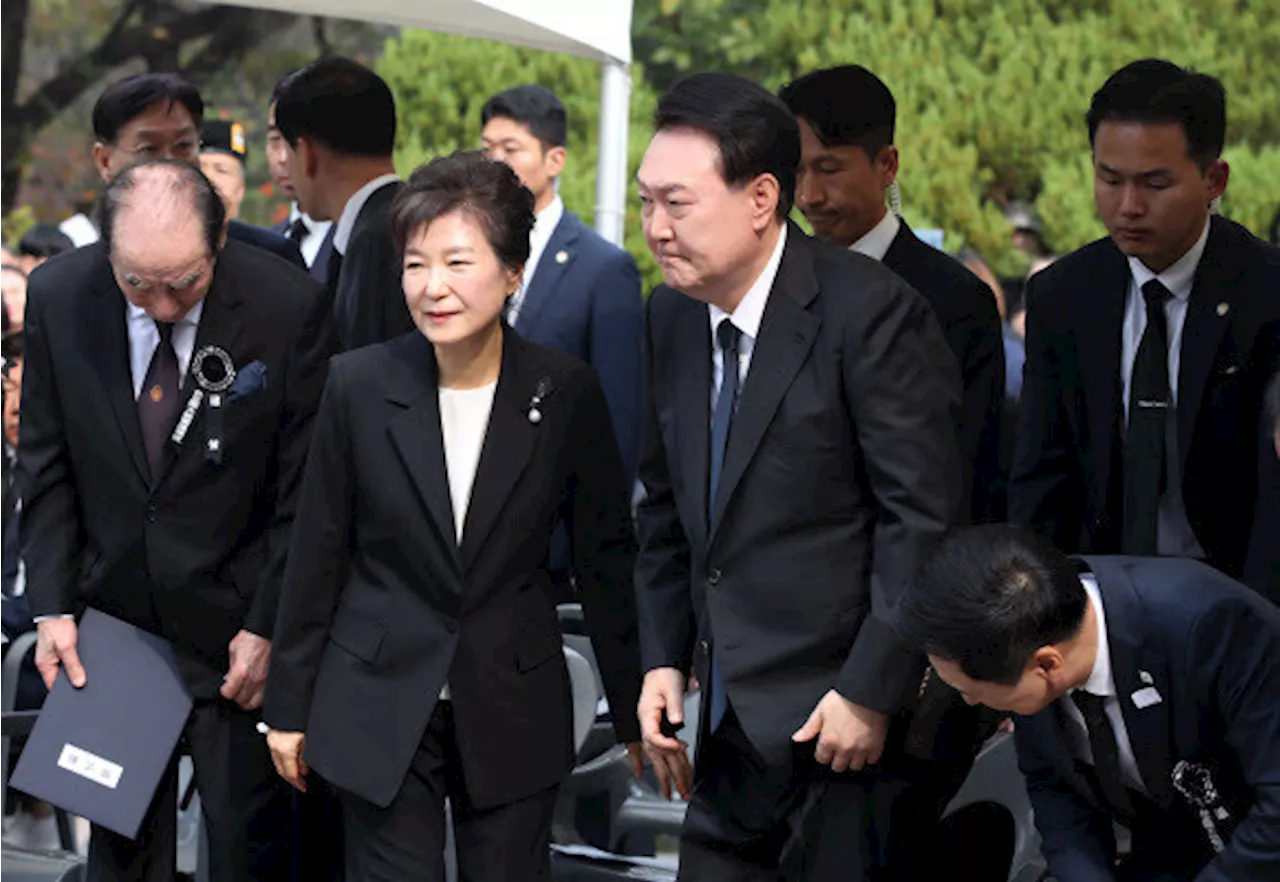 윤 대통령, 귀국 직후 박정희 추도식에…박근혜 전 대통령과 재회