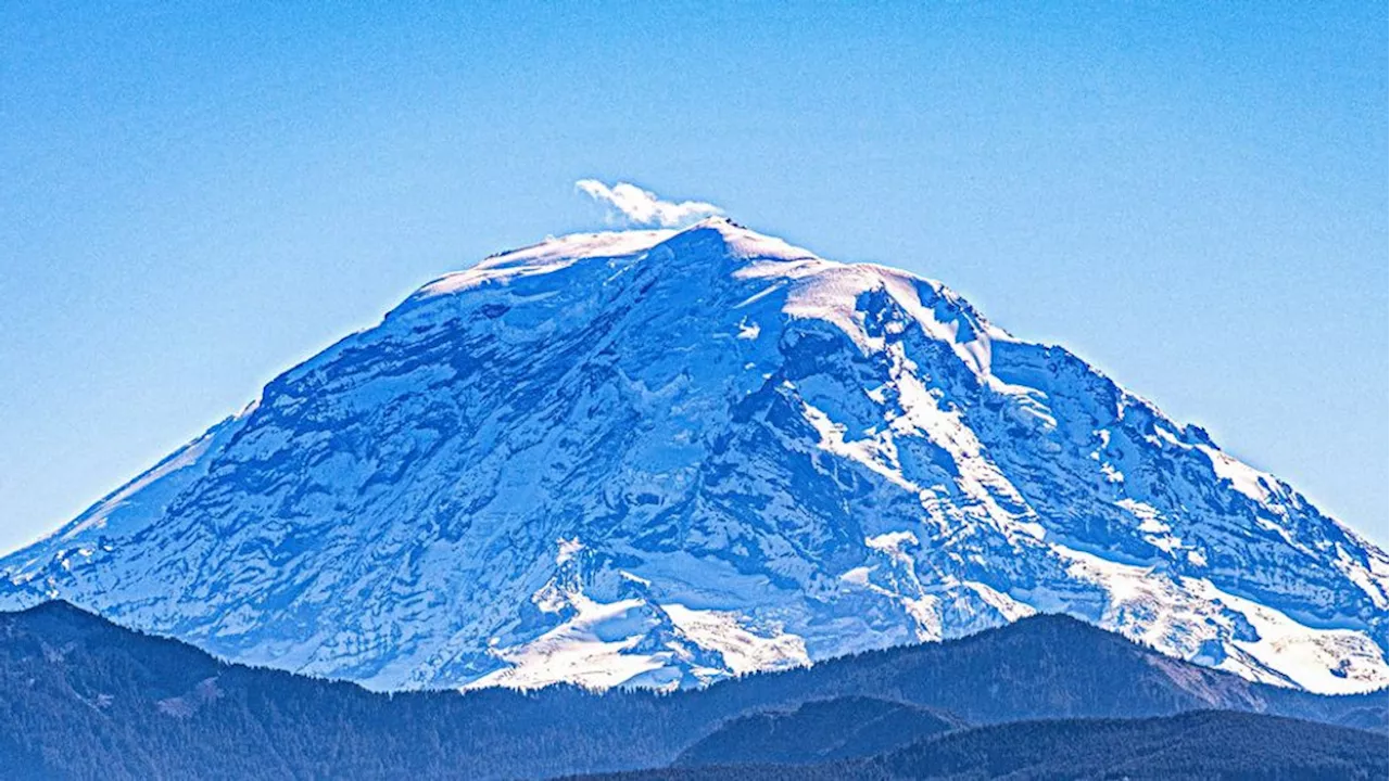 Deceptive clouds above Mt. Rainier spark questions on social media