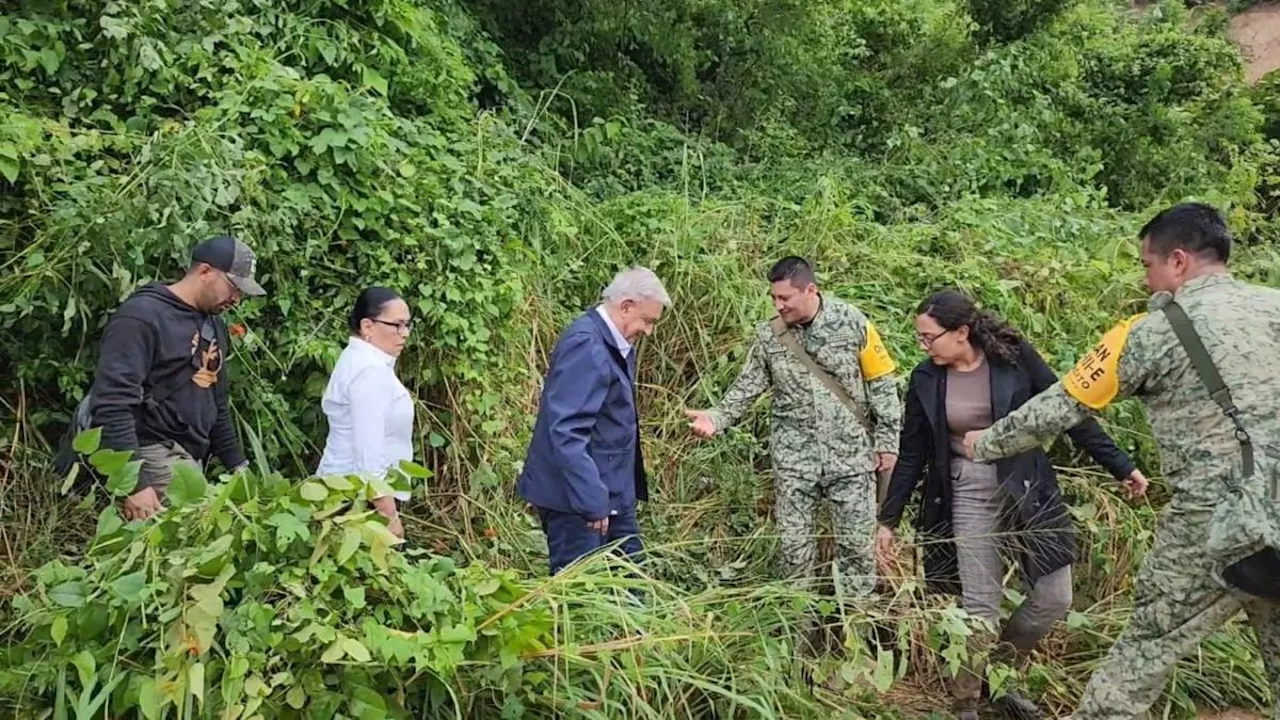 'Otis': AMLO cruza a pie tramo carretero rumbo a Acapulco por daños del huracán