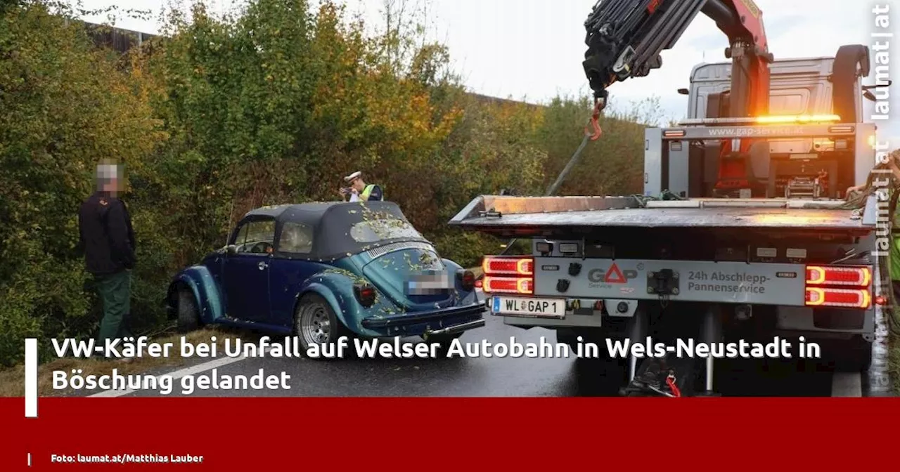 VW-Käfer bei Unfall auf Welser Autobahn in Wels-Neustadt in Böschung gelandet