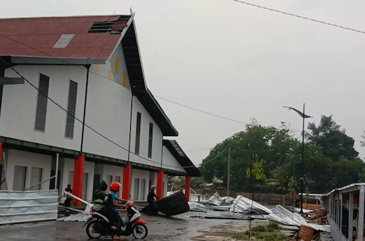 Pasar Ciranjang Rusak Diterjang Angin Kencang