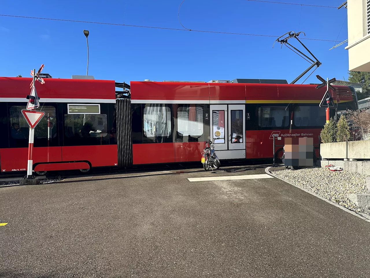 Teufen AR: Mofa fährt trotz Warnsignal auf Zug auf