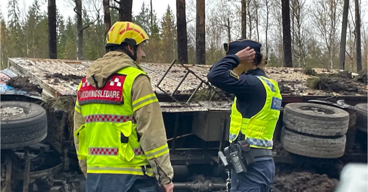 Långtradare har vält norr om Lessebo