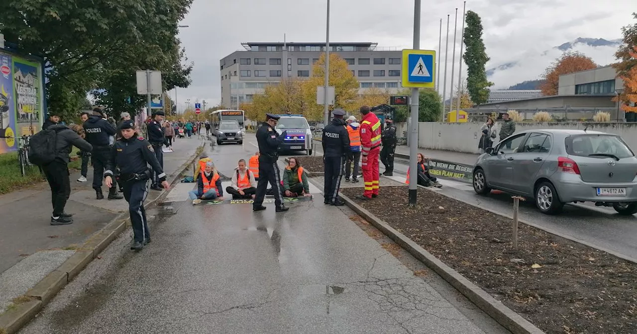 Klimaprotest am Nationalfeiertag: Straße zum Innsbrucker Flughafen blockiert