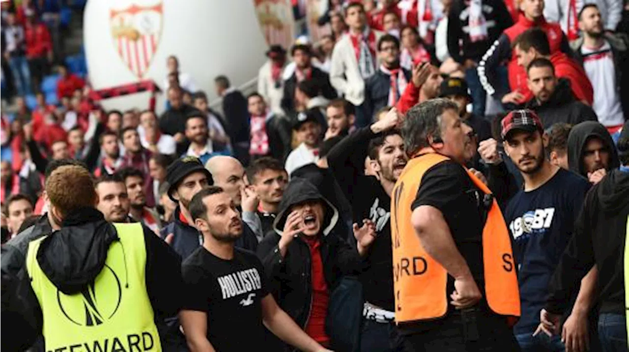 Slavia Praga, scontri all'Olimpico: pettorina di uno stewart sporca di sangue esposta come un trofeo